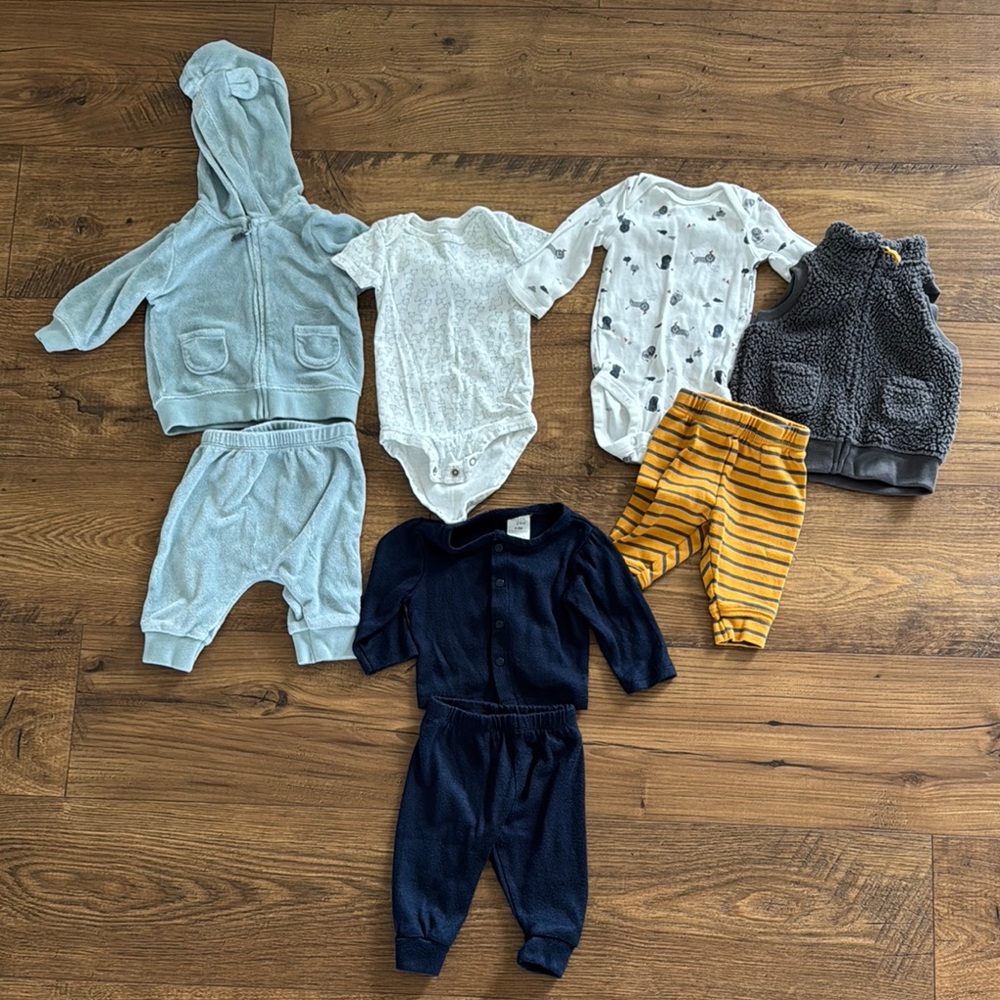 Bundle of baby boy outfit sets, size 3 months, Carter’s